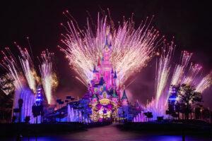 Ilotulitus Disneyland Parisin Tuhkimon linnan yllä yöllä