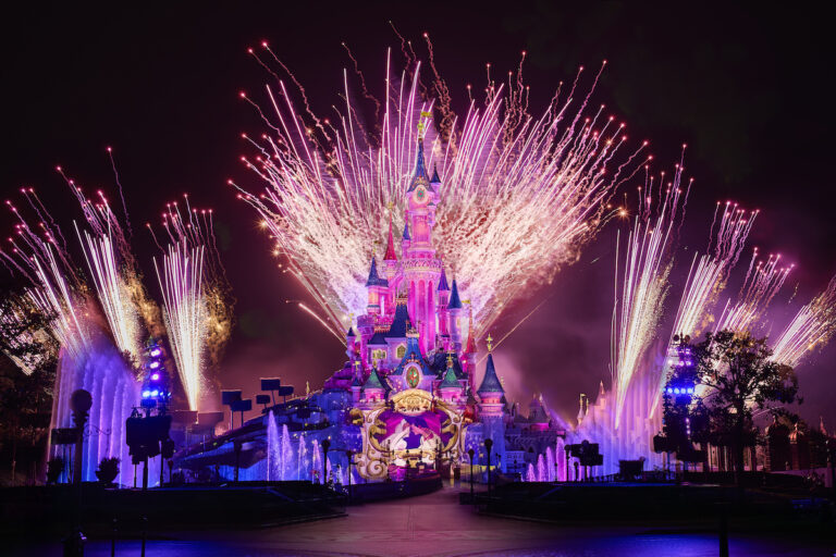 Ilotulitus Disneyland Parisin Tuhkimon linnan yllä yöllä