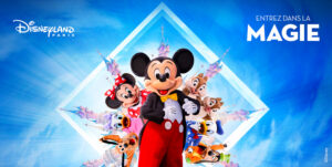 Disneyland Parisin sisäänkäynti, jossa vierailijat kävelevät kohti puistoportteja aurinkoisena päivänä
