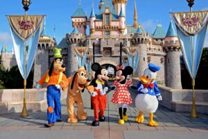 Mikki Hiiri, Minni, Hessu, Pluto ja Aku Ankka Disneyland Paris -linnan edessä