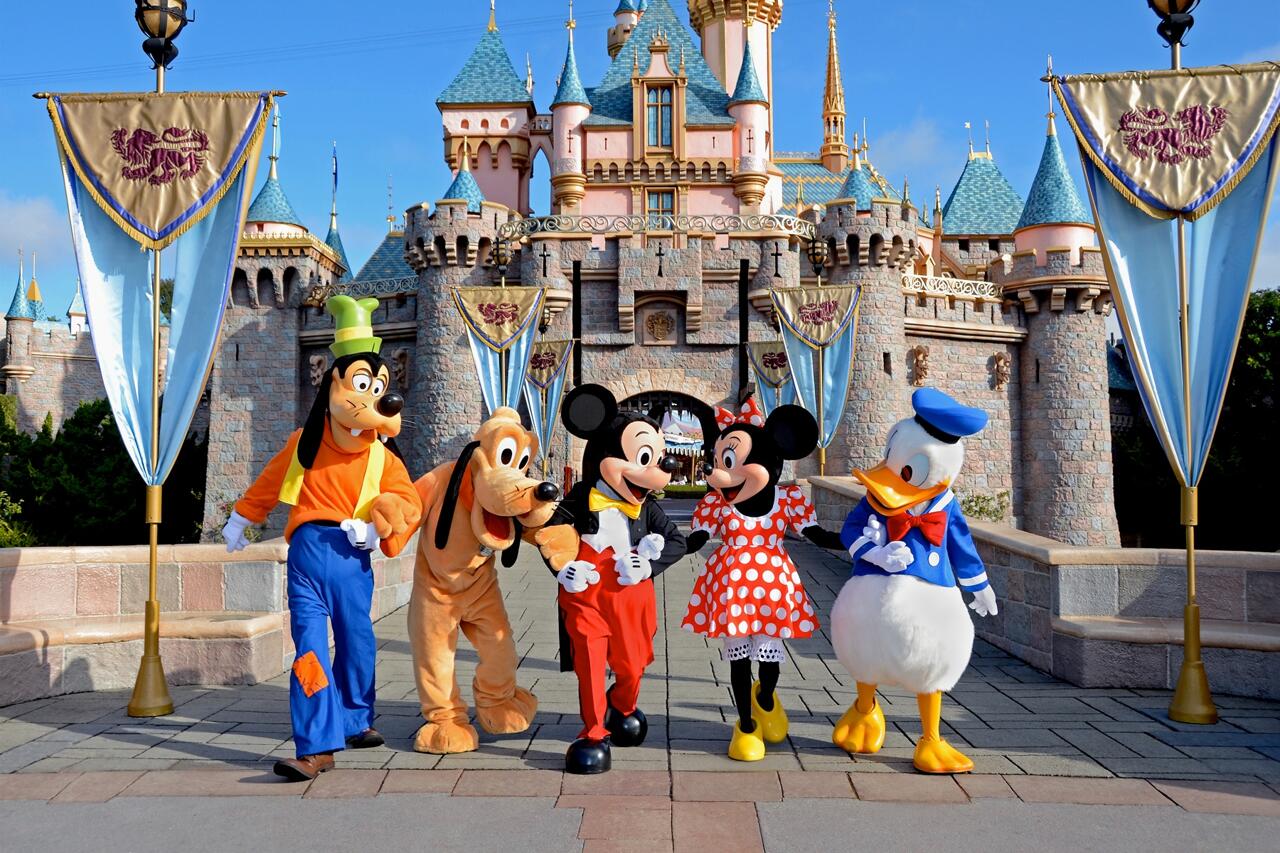 Mikki Hiiri, Minni, Hessu, Pluto ja Aku Ankka Disneyland Paris -linnan edessä