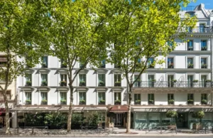 Hotelli Le Bourdonnaisin elegantti julkisivu Pariisissa, lähellä Eiffel-tornia.