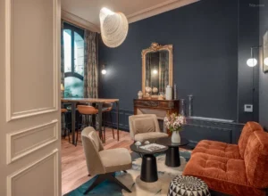 Hotel Louisonin moderni ja kodikas oleskelutila, elegantti sisustus nykyaikaisilla huonekaluilla ja antiikkipeilillä.