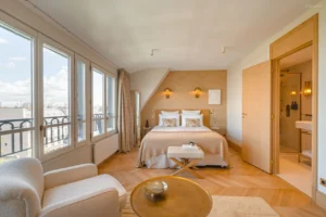 Hotel Madison Pariisissa – elegantti, valoisa huone ja näkymä Saint-Germain-des-Prés’n kattomaisemaan.