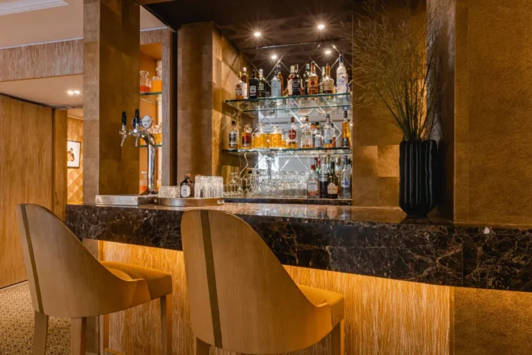 Tyylikäs hotellibaari Saint-Germain-des-Prés'n alueella Pariisissa
