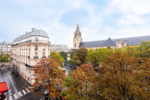 Näkymä Hotel Madisonista Pariisissa kohti Saint-Germain-des-Prés’n kirkkoa ja pariisilaisia rakennuksia.