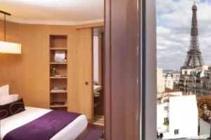 Maison FL -hotellin huone, josta avautuu näkymä Eiffel-tornille