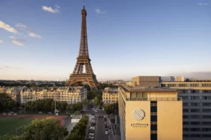 Panoraamanäkymä Eiffel-torniin Pullman Paris Tour Eiffel -hotellista.