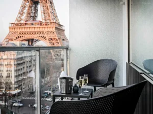 Pullman Paris Tour Eiffel -hotellin parveke samppanjalla ja läheisellä Eiffel-tornin näkymällä.