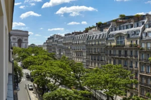Näkymä hotellihuoneesta Pariisin haussmann-tyylisiin rakennuksiin ja Riemukaareen.