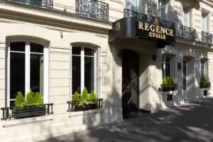 Hotel Régence Étoilen julkisivu lähellä Riemukaarta Pariisissa.