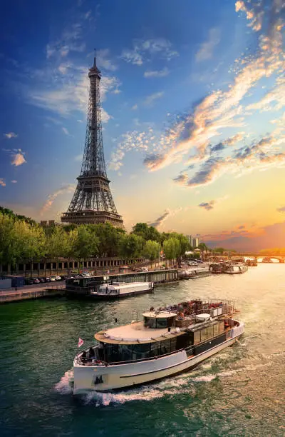 Eiffel-torni Seine-joen rannalla Pariisissa