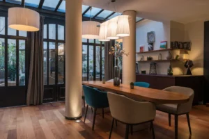 Le Walt -hotellin moderni lounge-tila elegantilla sisustuksella