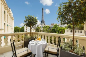 Shangri-La Parisin terassi, jolta avautuu näkymä Eiffel-tornille