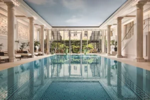 Shangri-La Parisin sisäuima-allas, ylellinen hotelli Eiffel-tornin lähellä