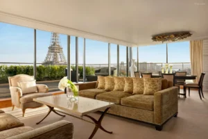 Aamiainen Shangri-La Paris -hotellissa näköalalla Eiffel-tornille