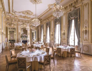 Tyylikäs pöytä Shangri-La Parisin ravintolassa