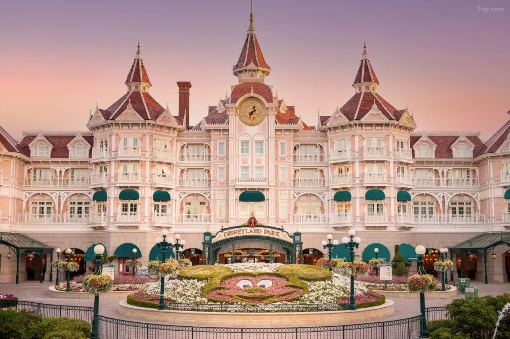 Disneyland Hotel – ylellinen prinsessahotelli puiston portilla Disneyland Hotel ulkoa, vaaleanpunainen prinsessateemainen rakennus