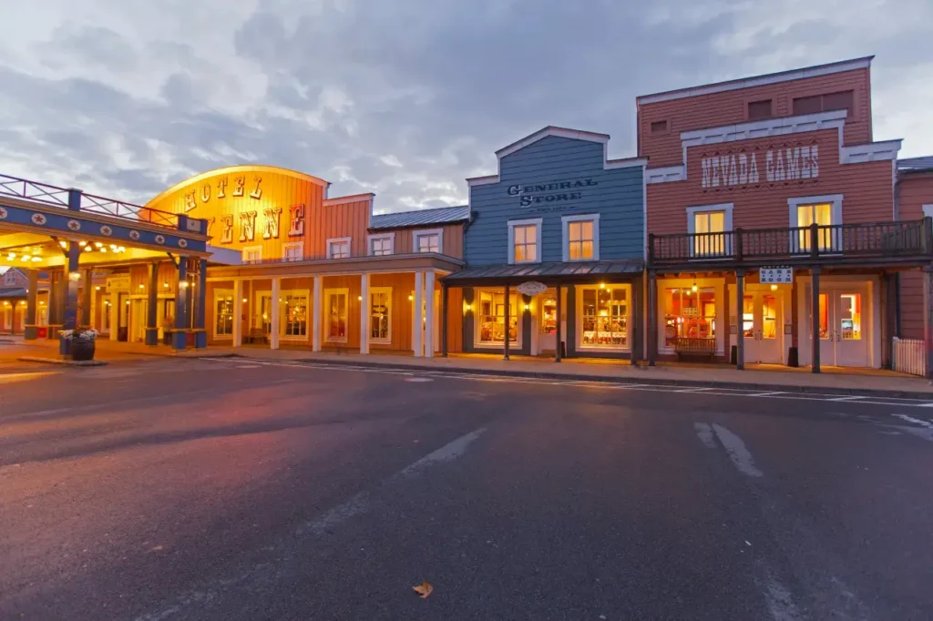 Hotel Cheyenne – villin lännen tunnelmaa Hotel Cheyenne villin lännen teemainen sisäänkäynti