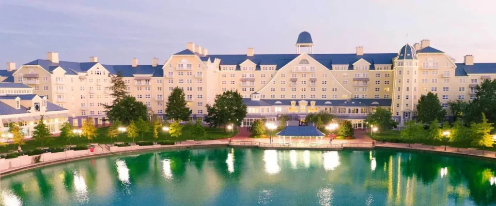 Newport Bay Club – merellinen Disney-hotelli Newport Bay Club hotellin merihenkinen julkisivu