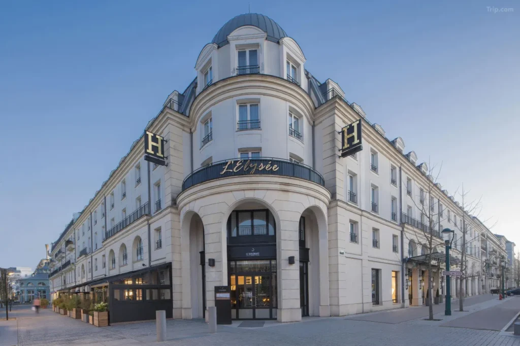 Hôtel l’Elysée Val d’Europe – suosittu perhehotelli Hôtel l’Elysée Val d’Europe julkisivu ostoskeskuksen vieressä