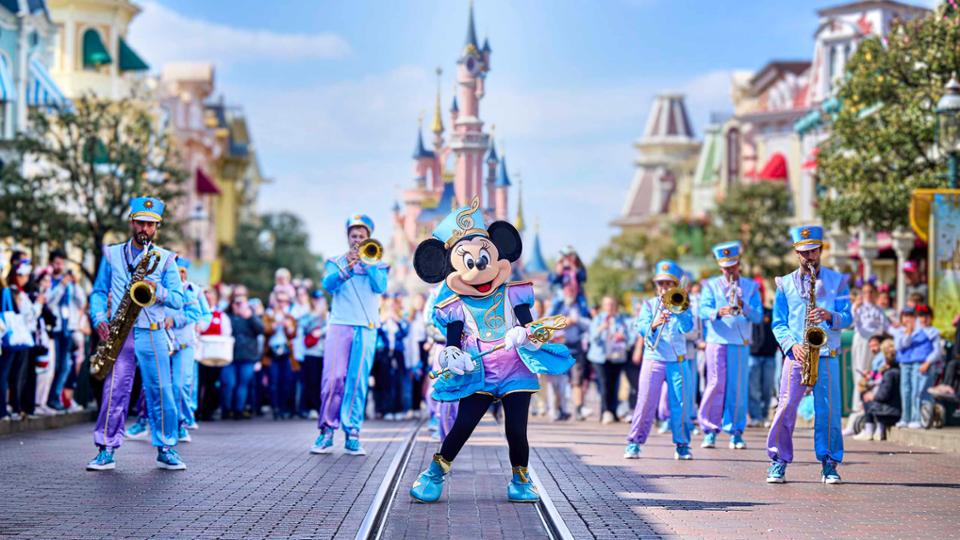 Disneyland Paris – taianomainen elämys kaikenikäisille Disneyland Paris linna ja puiston yleisnäkymä