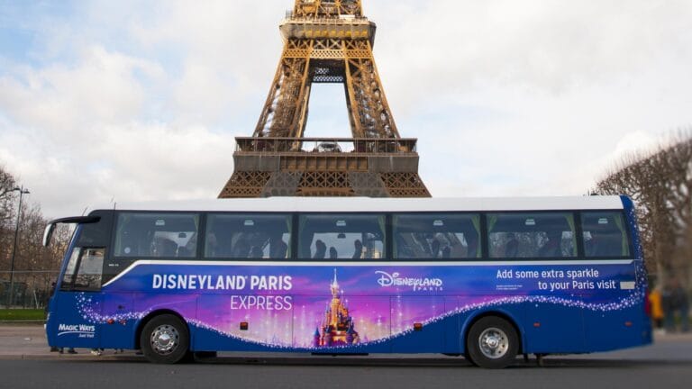 Disneyland Paris Express -bussi on yksi monista tavoista matkustaa Pariisin keskustasta Disneylandiin.