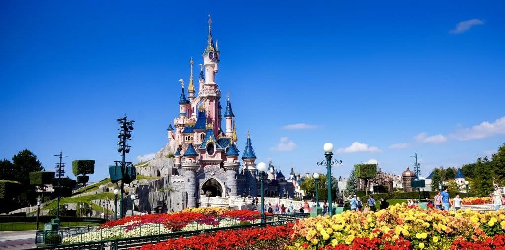 Törnrosas slott på Disneyland Paris under våren