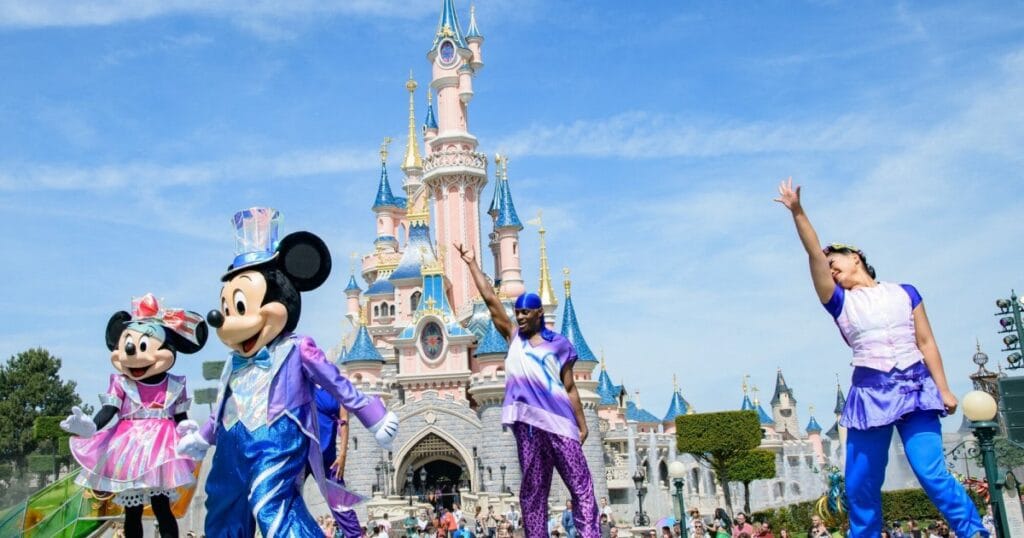 Musse Pigg dansar på Disneyland Paris under sommaren