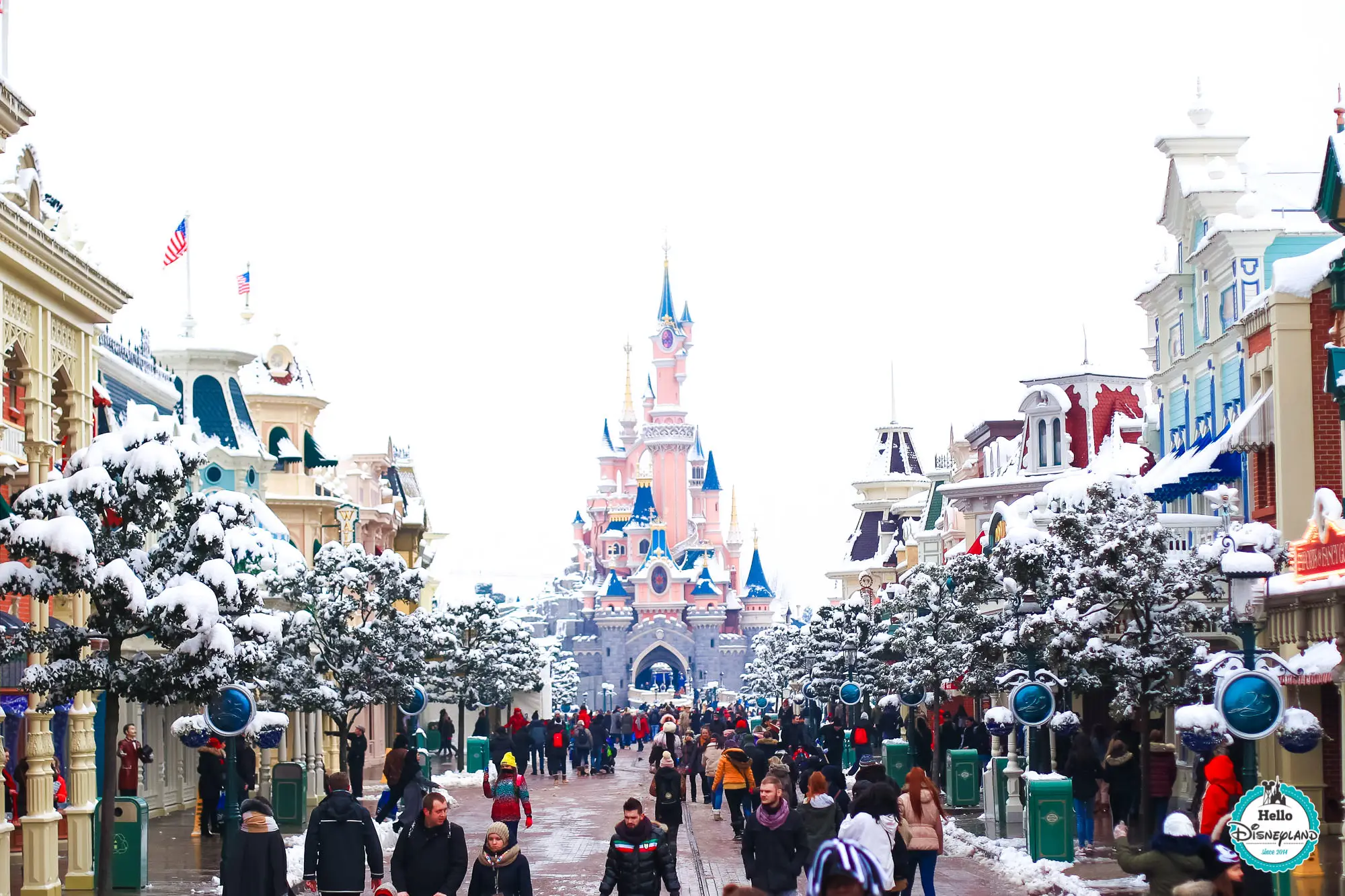 Disneyland Paris på vintern – snöiga Main Street och Törnrosas slott