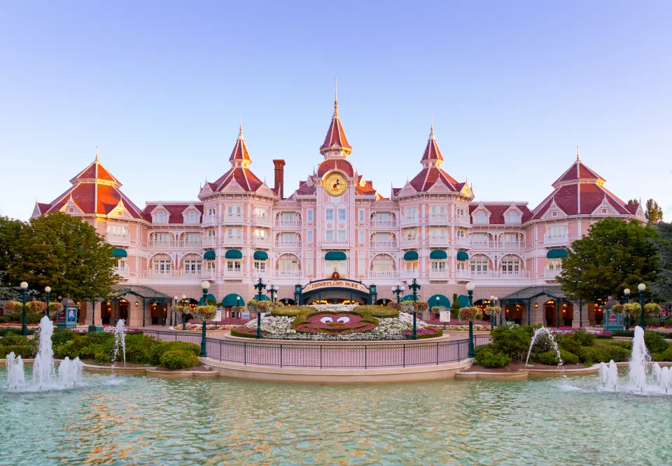 Disneyland Paris på sommaren – solig dag framför Disneyland Hotel
