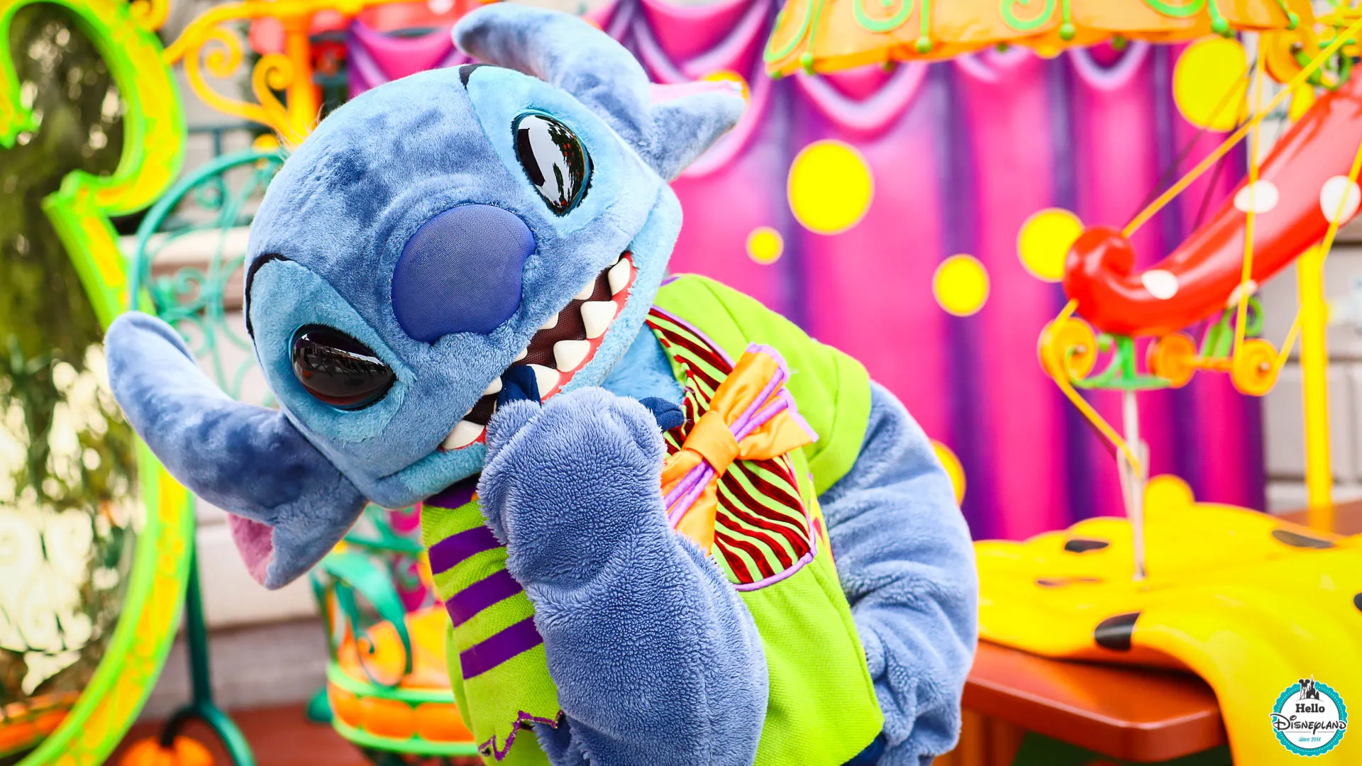 Stitch i Halloweenkostym i Disneyland Paris under Halloweensäsongen