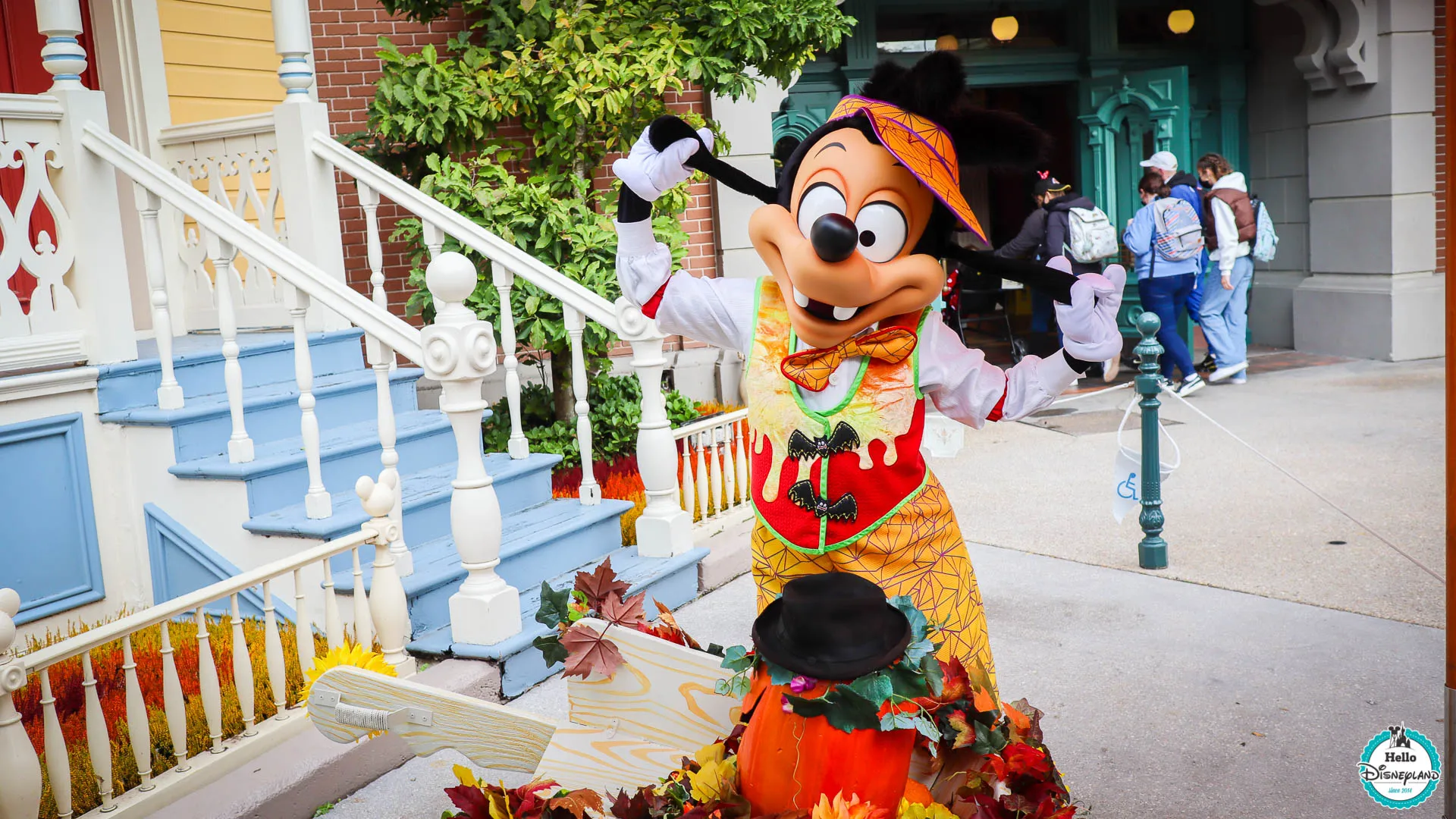 Familj träffar Långben på Disneyhotell i Disneyland Paris