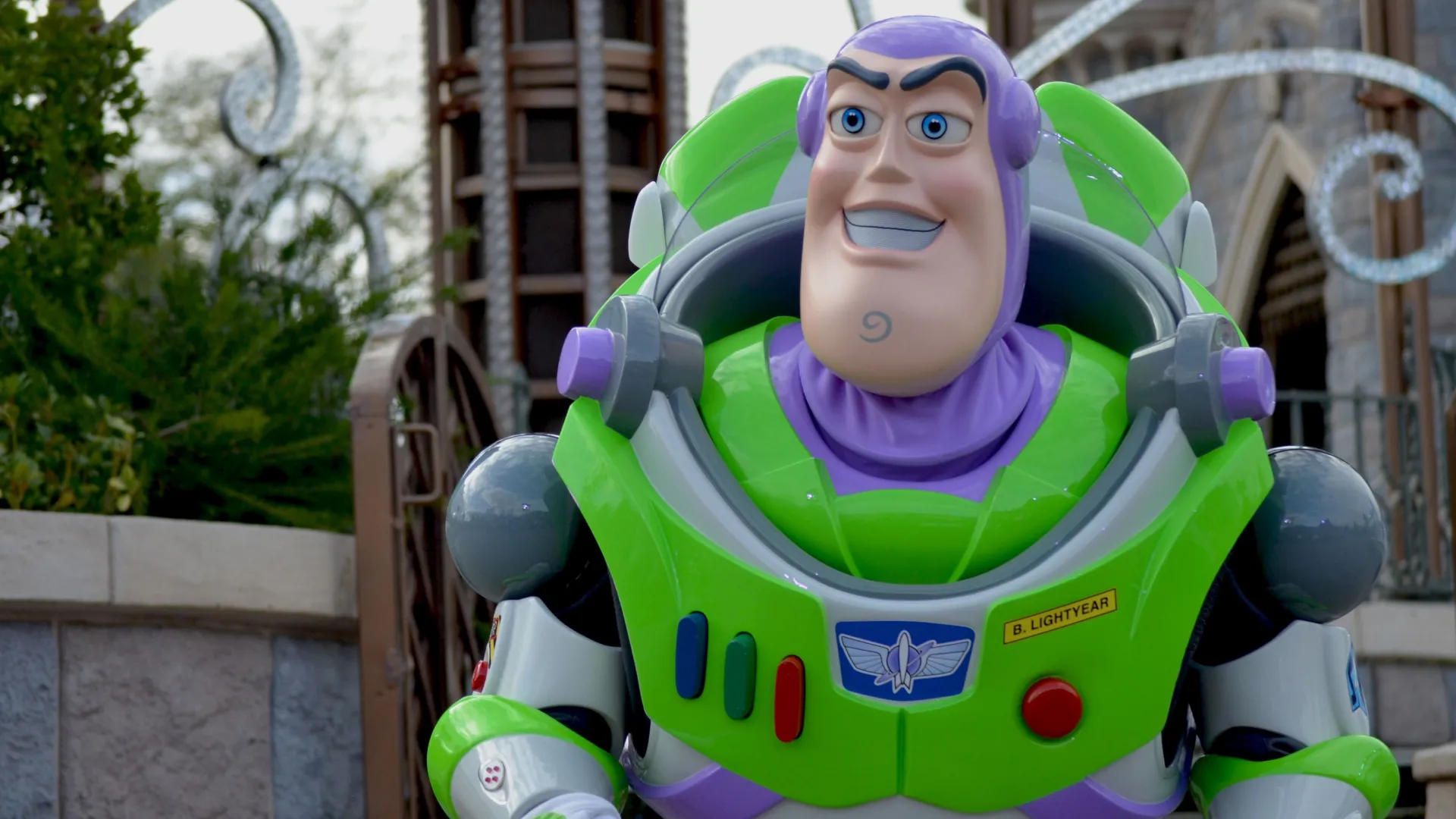 Buzz Lightyear möter gäster i Worlds of Pixar i Disneyland Paris