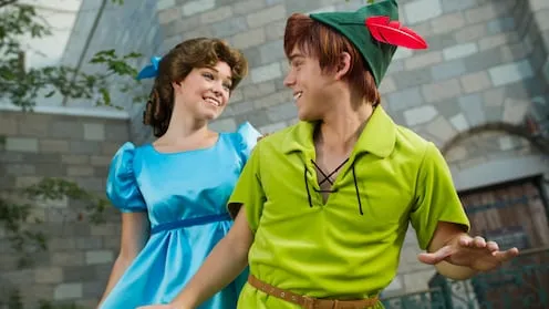 Peter Pan och Wendy möter gäster i Fantasyland i Disneyland Paris