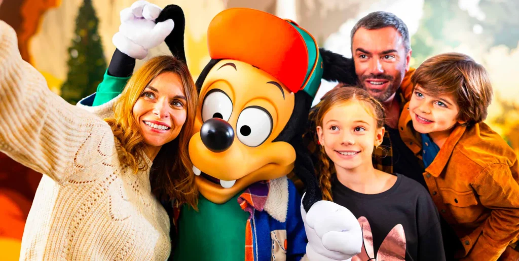 Familj tar selfie med Långben på ett Disneyhotell i Disneyland Paris