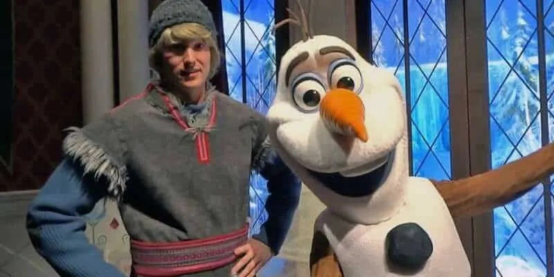 Olaf och Kristoffer möter gäster i Animation Celebration i Disneyland Paris