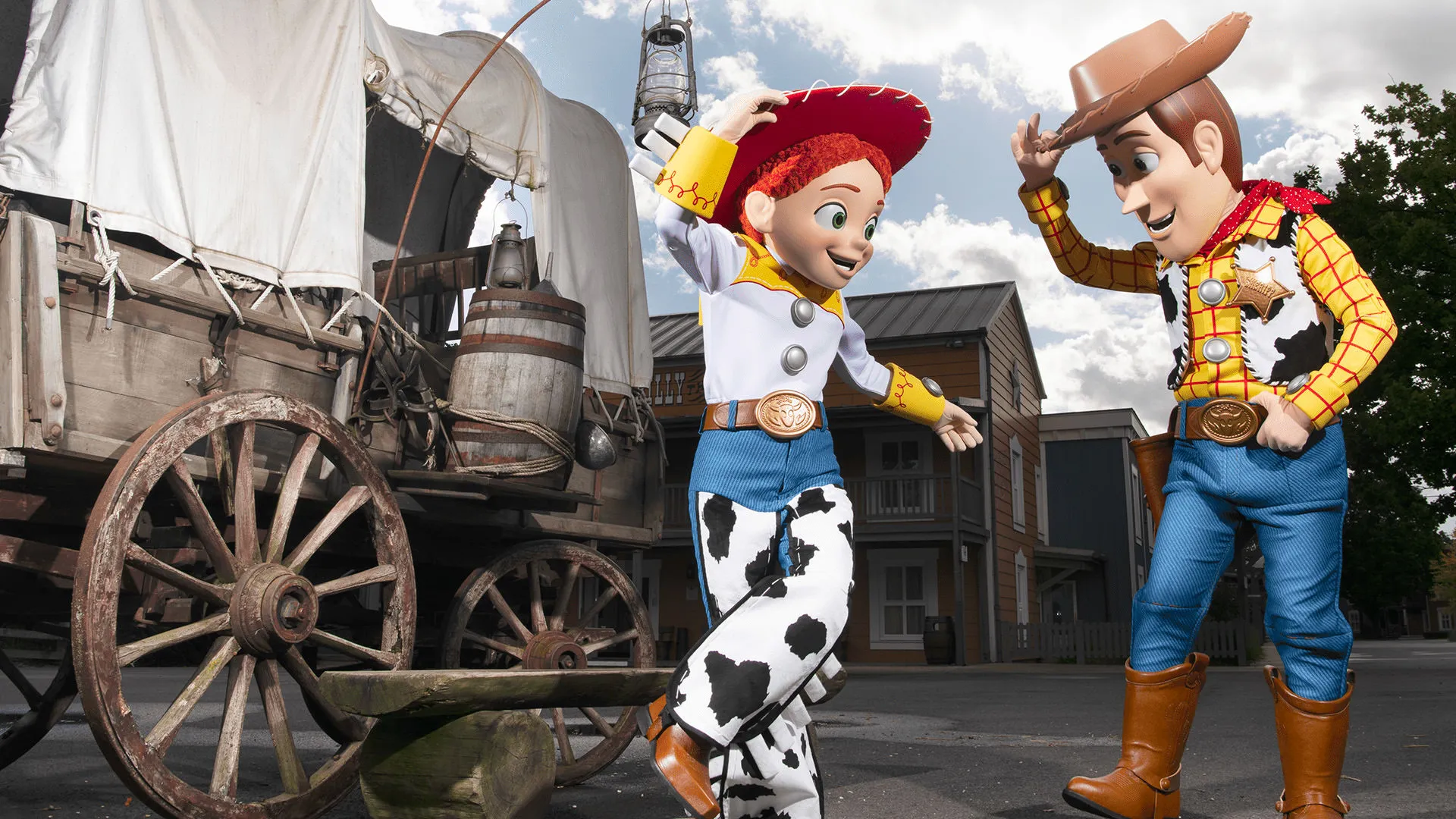 Woody och Jessie möter gäster på Disney Hotel Cheyenne i Disneyland Paris