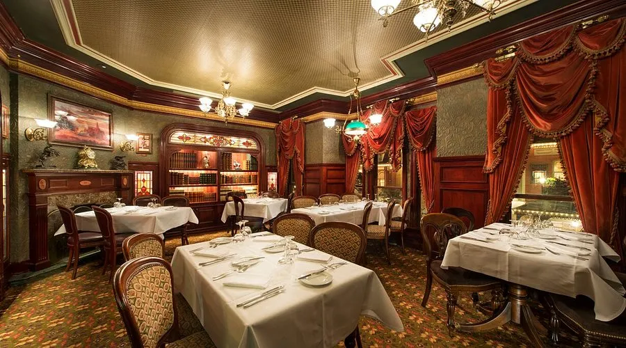 Walt's – An American Restaurant sisustus - hienostunut viktoriaaninen ruokasali Main Street U.S.A. -alueella Disneyland Parisissa.